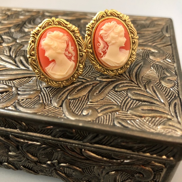 Jewelry - Vintage cameo earrings
